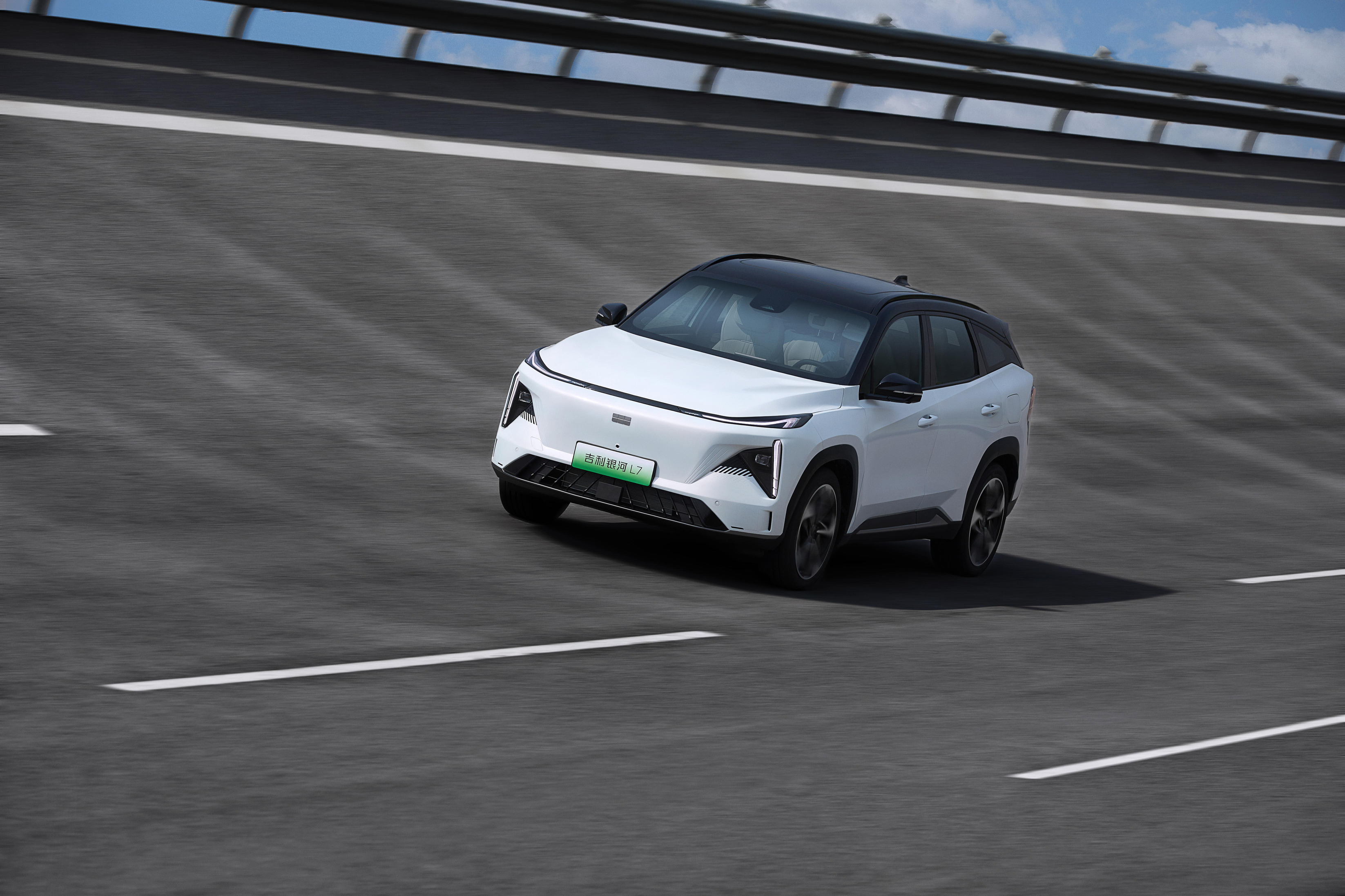 银河v16评测（试驾银河L7：操控质感突出，产品均衡无明显短板，竞品直指宋PLUS）