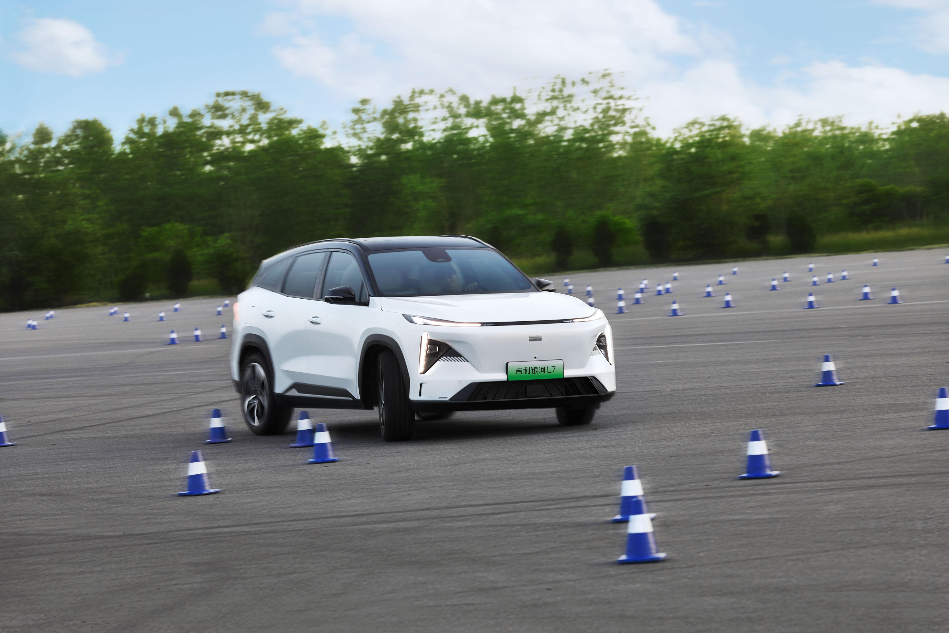 银河v16评测（试驾银河L7：操控质感突出，产品均衡无明显短板，竞品直指宋PLUS）