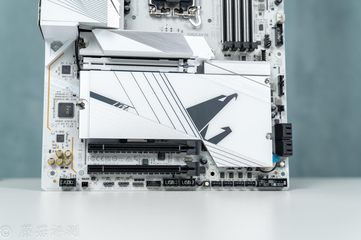 技嘉amd780g主板（用料给力，设计出色，功能强大，技嘉冰雕X Z790 AORUS PRO X主板 拆解）